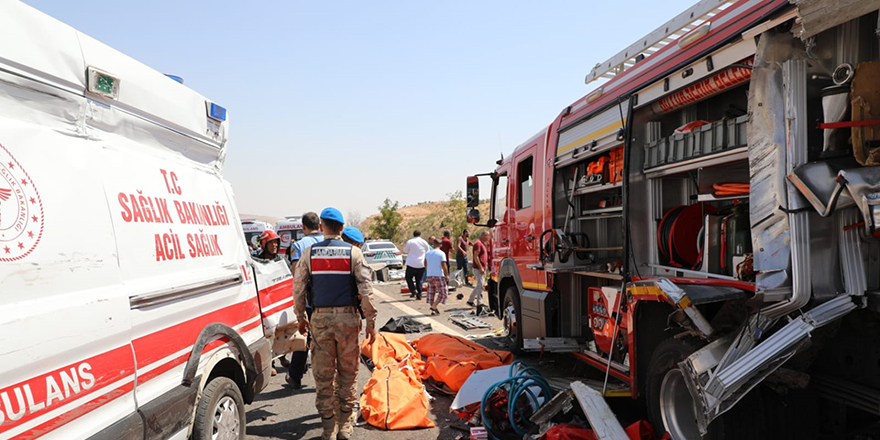 Gaziantep'te kaza yapan araca müdahale eden ekiplere yolcu otobüsü çarptı, 16 kişi öldü