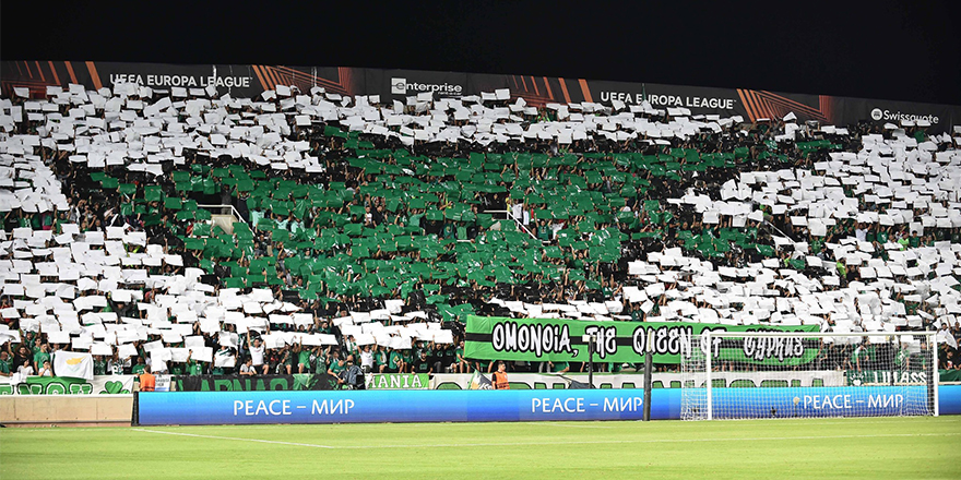 Tribünlerde “Tek Kıbrıs”