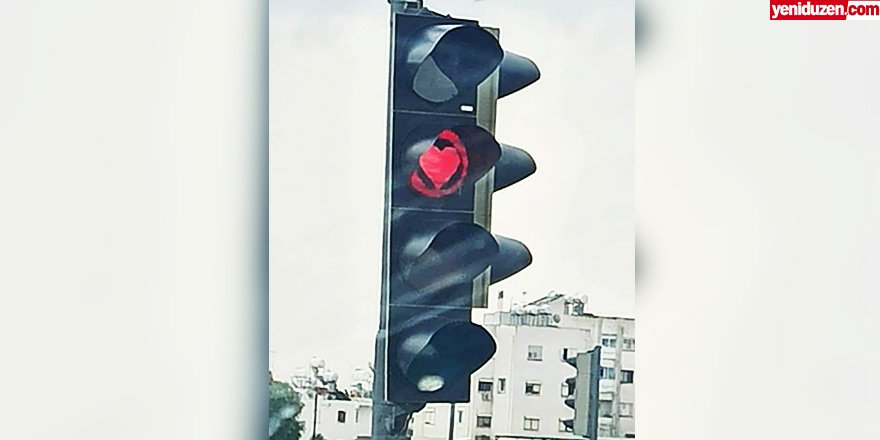 Lefkoşa’da bir garip olay: ‘Kalp’ şeklinde yanan trafik ışığı