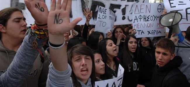Kıbrıslı Rum gençlerden protesto