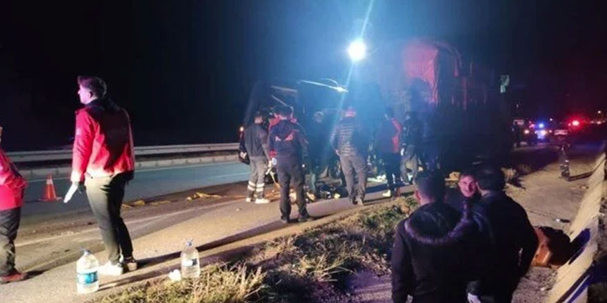 Türkiye'de tiyatro oyuncularını taşıyan minibüs kaza yaptı: 3 ölü, 8 yaralı