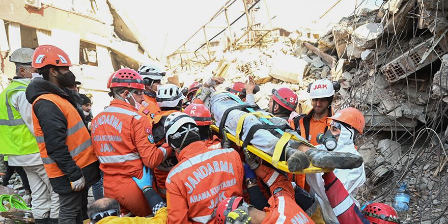 Antakya'da depremin 155. saatinde zihinsel engelli genç enkazdan kurtarıldı