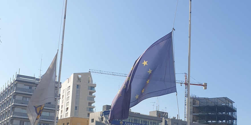 Kıbrıs'ın güneyinde Lefkoşa Belediyesi bayrakları yarıya indirdi