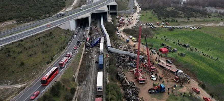 Yunanistan'da tren kazası en az 40 ölü!