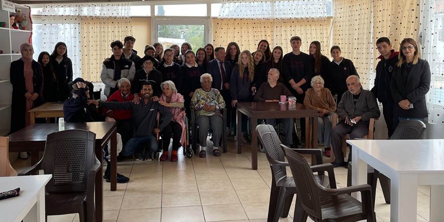 Lapta Yavuzlar Lisesi öğrencileri yaşlıları evlerinde ziyaret etti