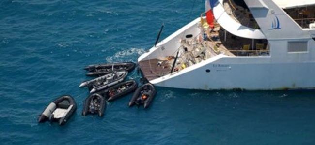 Korsanlar tekneye saldırdı