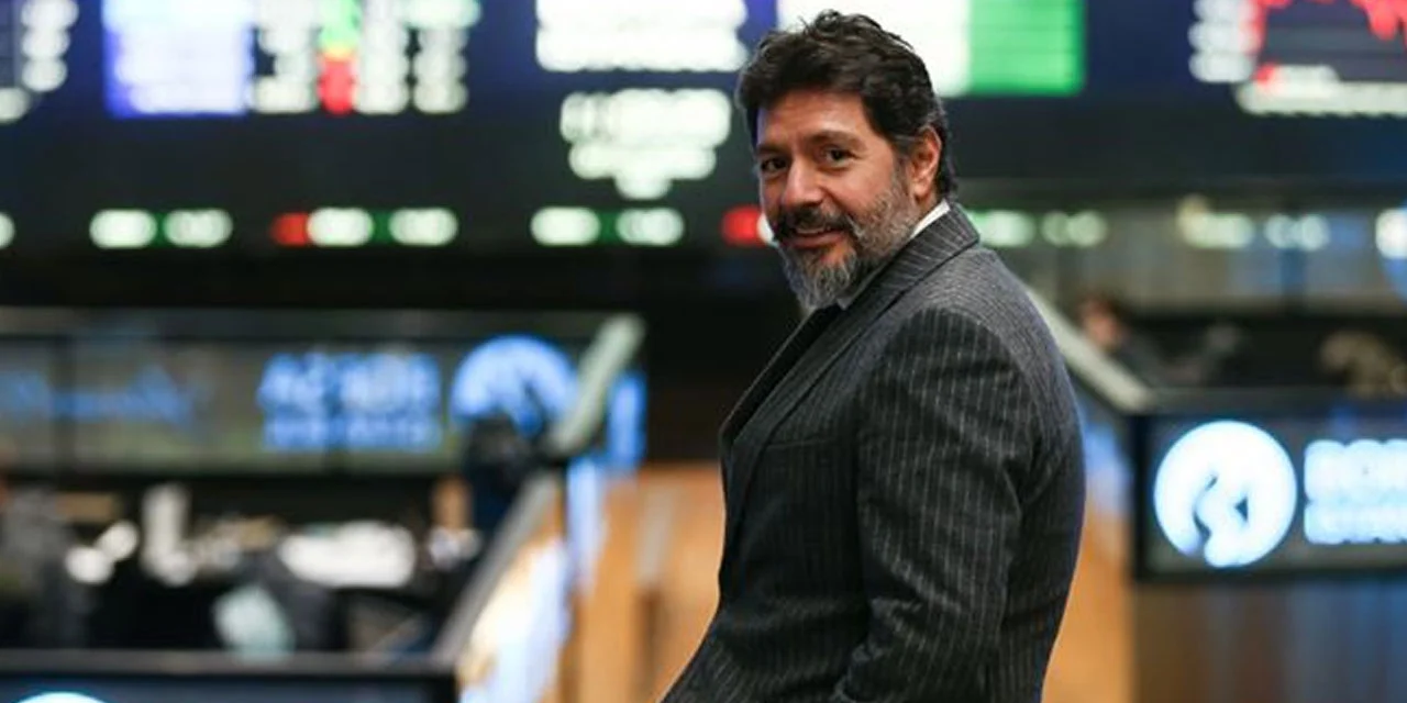 Kıbrıs'a gelirken pasaportuna el kondu