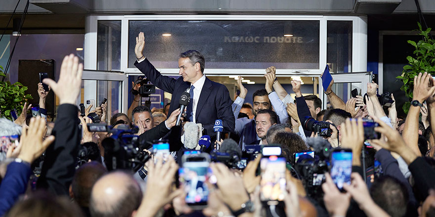 Yunanistan'da seçimin galibi Miçotakis, hükümet kurma görevini iade etti