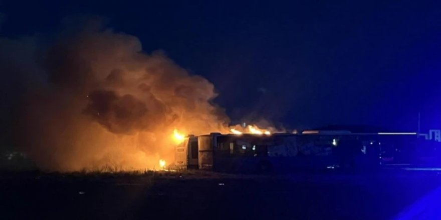 Güneyde bir otobüs durağında çıkan yangında 4 otobüs yandı