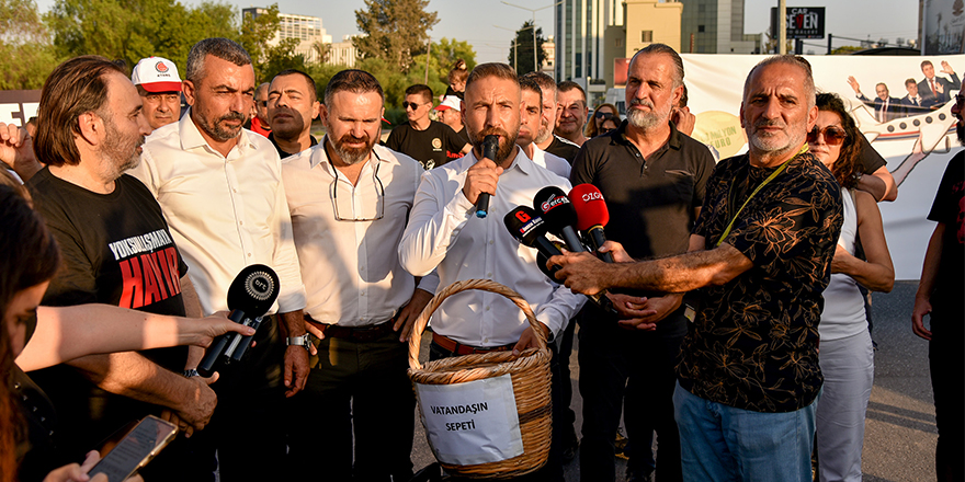 Sendikalardan Başbakanlık ışıklarında eylem