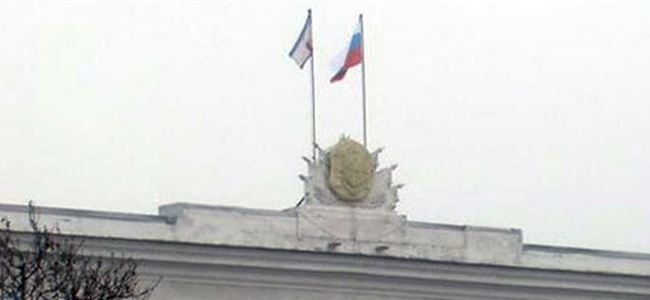 Kırımda Başbakanlık binasına Rus bayrağı çekildi