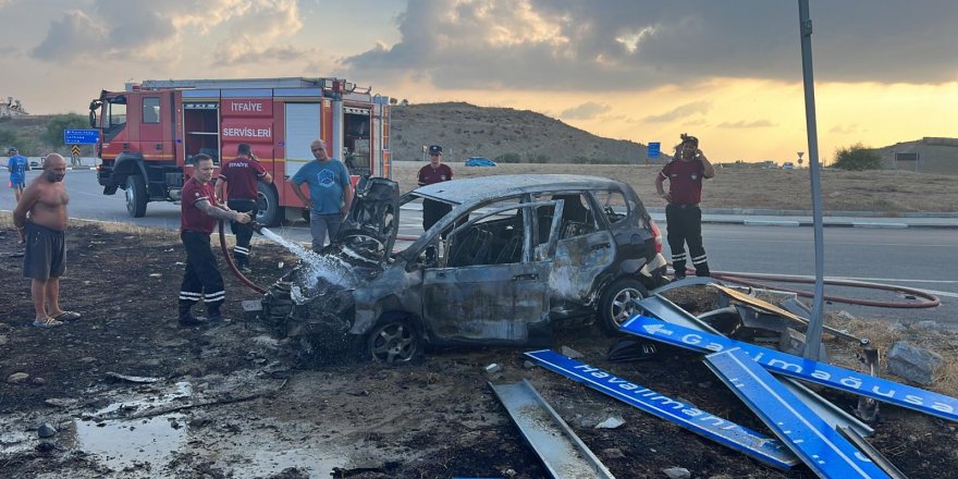 Trafik kazasında araç tamamen yandı…