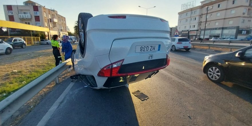 Hamitköy çemberindeki kazada başka bir aracın çarptığı araç devrildi