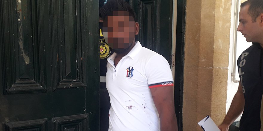 “Kendisiyle görüşmediği gerekçesiyle sevgilisinin evinin kapı camını kırdı”