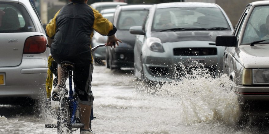 Polisten sağanak yağış ve trafik güvenliği uyarısı