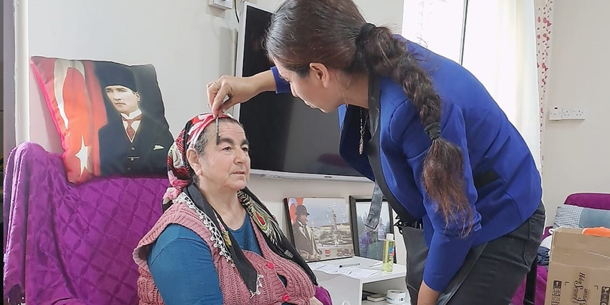 Beyarmudu Belediyesi “Kadın Her Yaşta Güzeldir” projesi ile kadınlara evde kuaför hizmeti veriyor