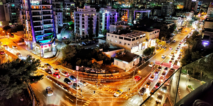 Girne Belediyesi Ecevit Caddesi ışıklandırma ve peyzaj çalışmalarını tamamladı