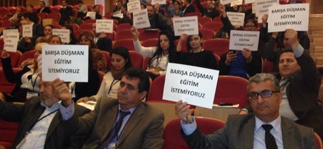 Eğitim şurası protesto ile başladı