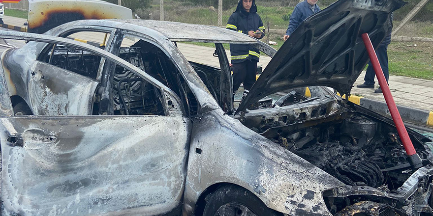 Lefkoşa’da meydana gelen trafik kazası sonrası bir araç tamamen yandı