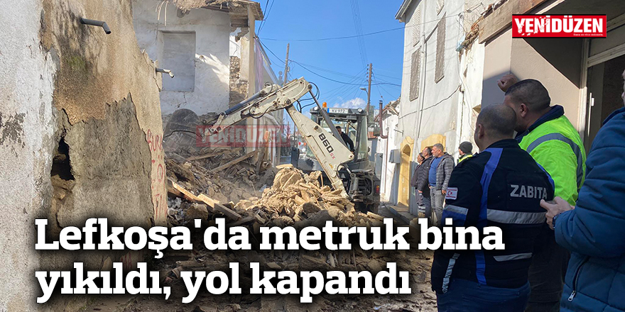 Lefkoşa'da metruk bina yıkıldı, yol kapandı