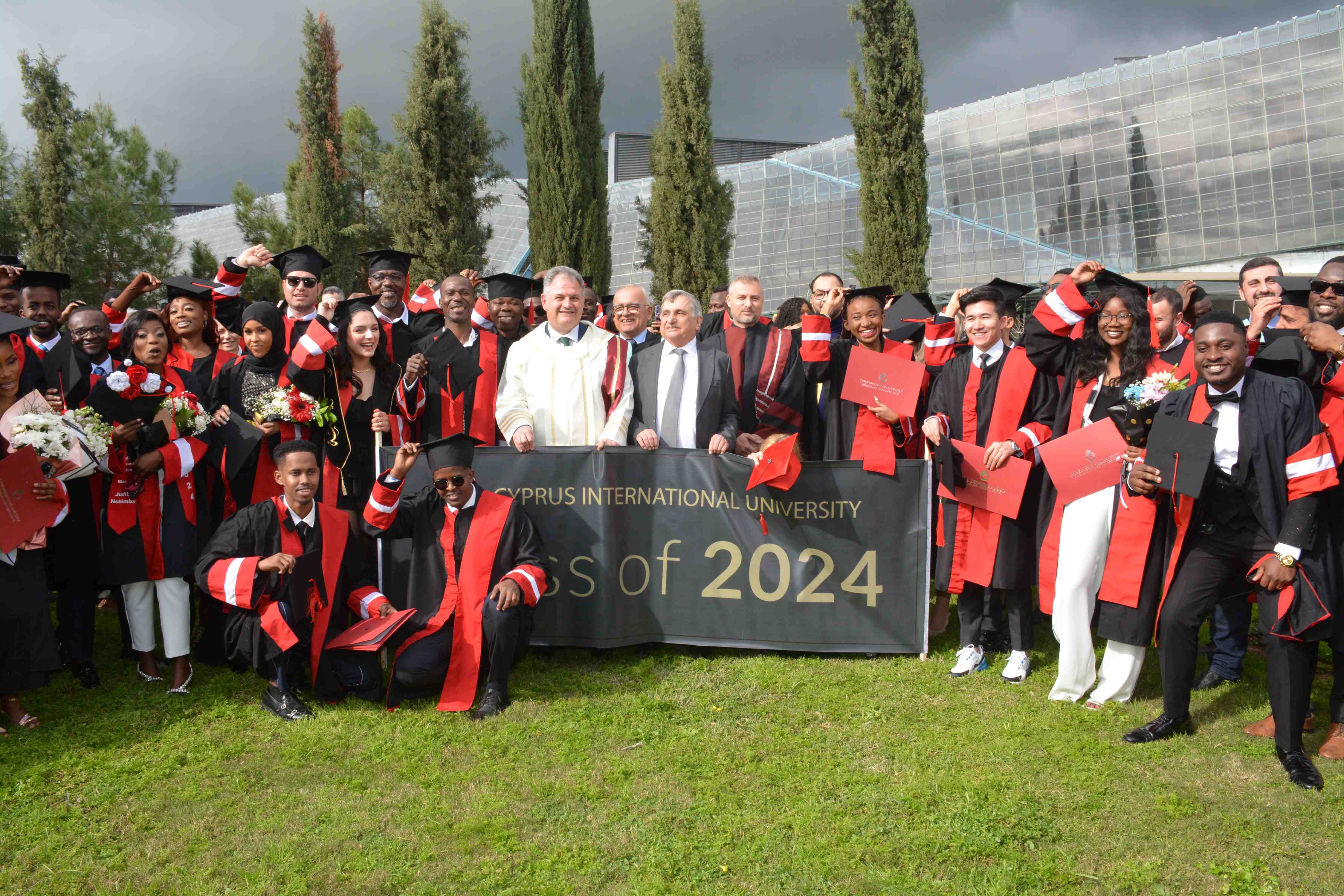 UKÜ 2023-2024 Akademik Yılı Güz Dönemi mezunları diplomalarını aldı