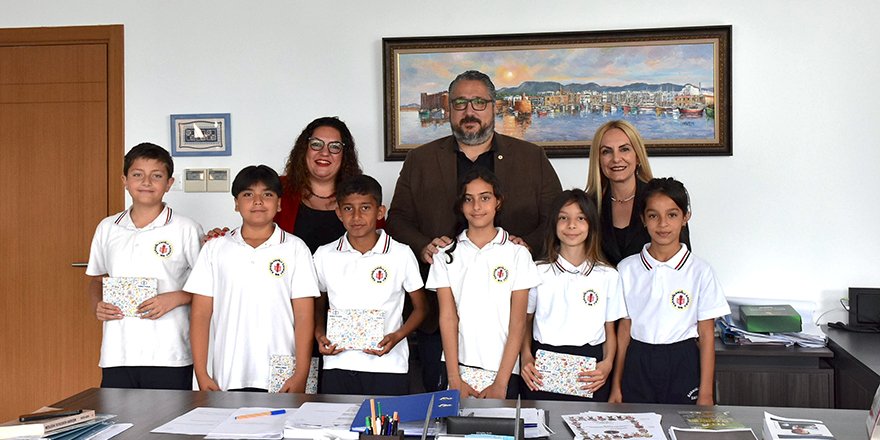 Karaoğlanoğlu İlkokulu öğrencileri Girne Belediye Başkanı Murat Şenkul'u ziyaret etti