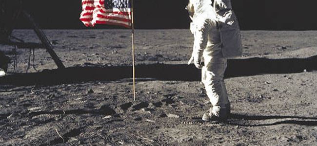 Ay’a götürülen tek kamera 660 bin Euro’ya satıldı