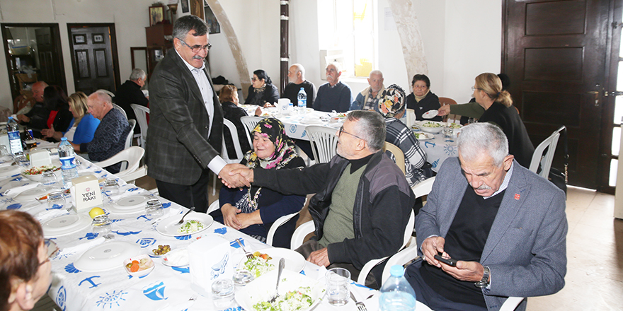 Dikmen'de İkinci Bahar Yaşam Kulübü yeni yıl yemeğinde buluştu