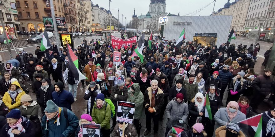 İsveç'in başkenti Stockholm'de yüzlerce kişi Filistin'e destek için Meclis'e yürüdü