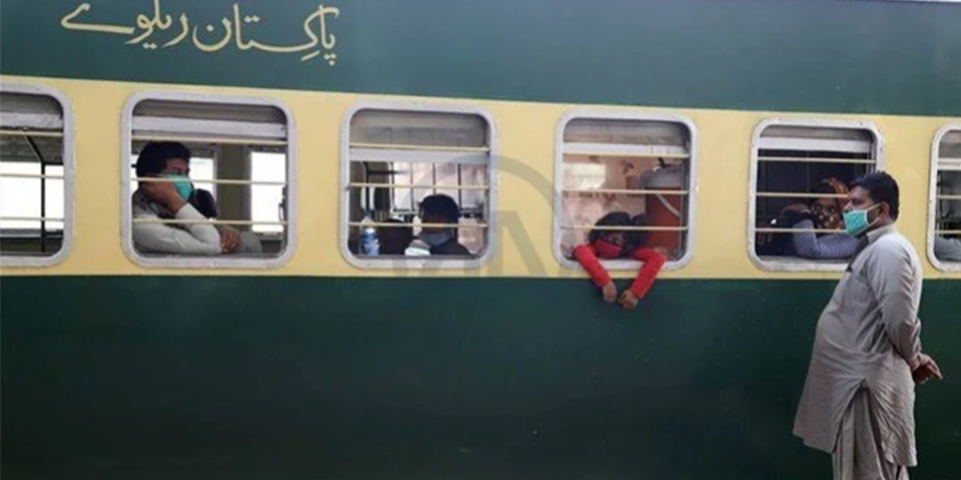 Pakistan'da trene saldırı: Yaklaşık 100 yolcu rehin alındı