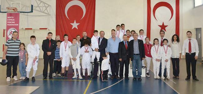 Minik eskrimciler yarıştı