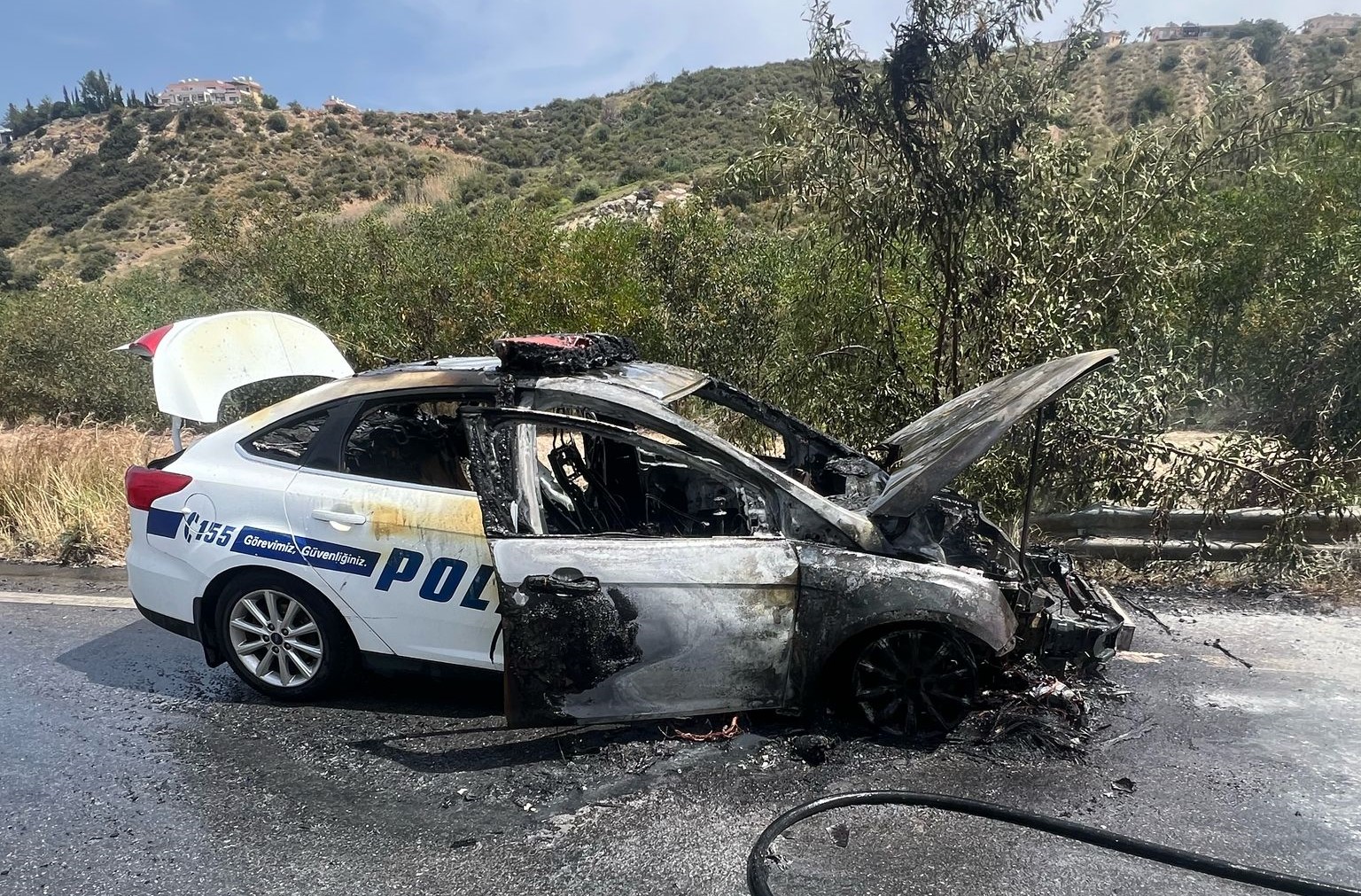 Dağ Yolu'nda şimdi de polis aracı yandı