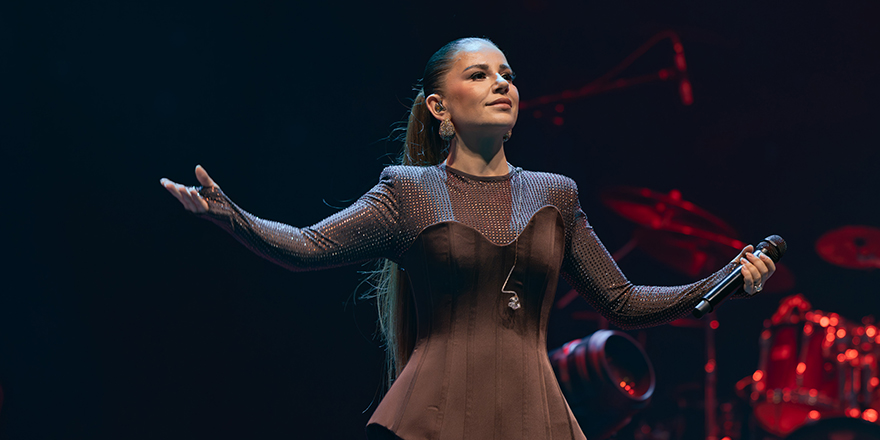 Merve Özbey, Merit Royal Diamond’ta büyüledi