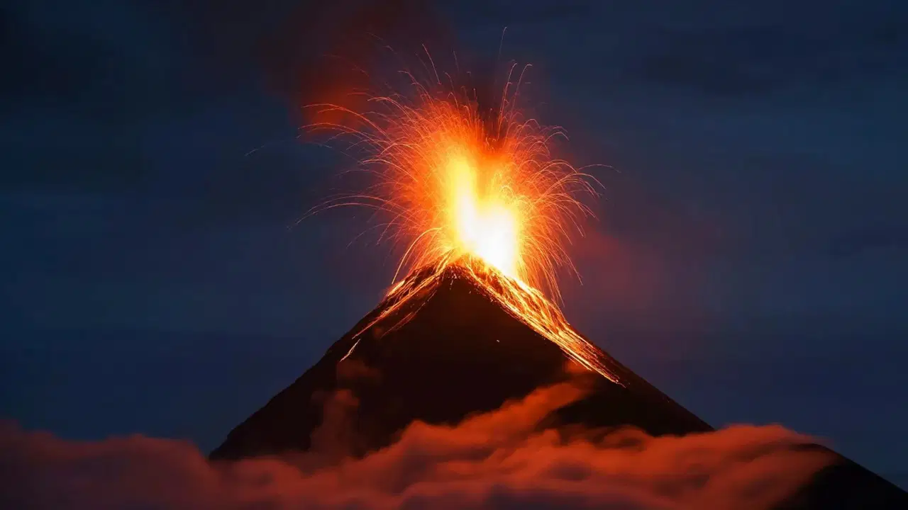 Guatemala'daki Fuego Yanardağında patlama