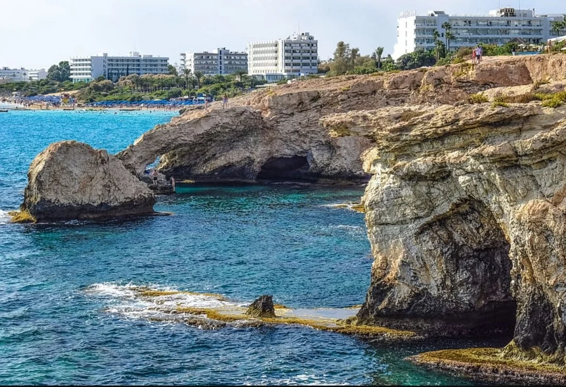 Ayia Napa’da yaralanan İngiliz turist kayalıklarda mahsur kaldı, merdivenle kurtarıldı