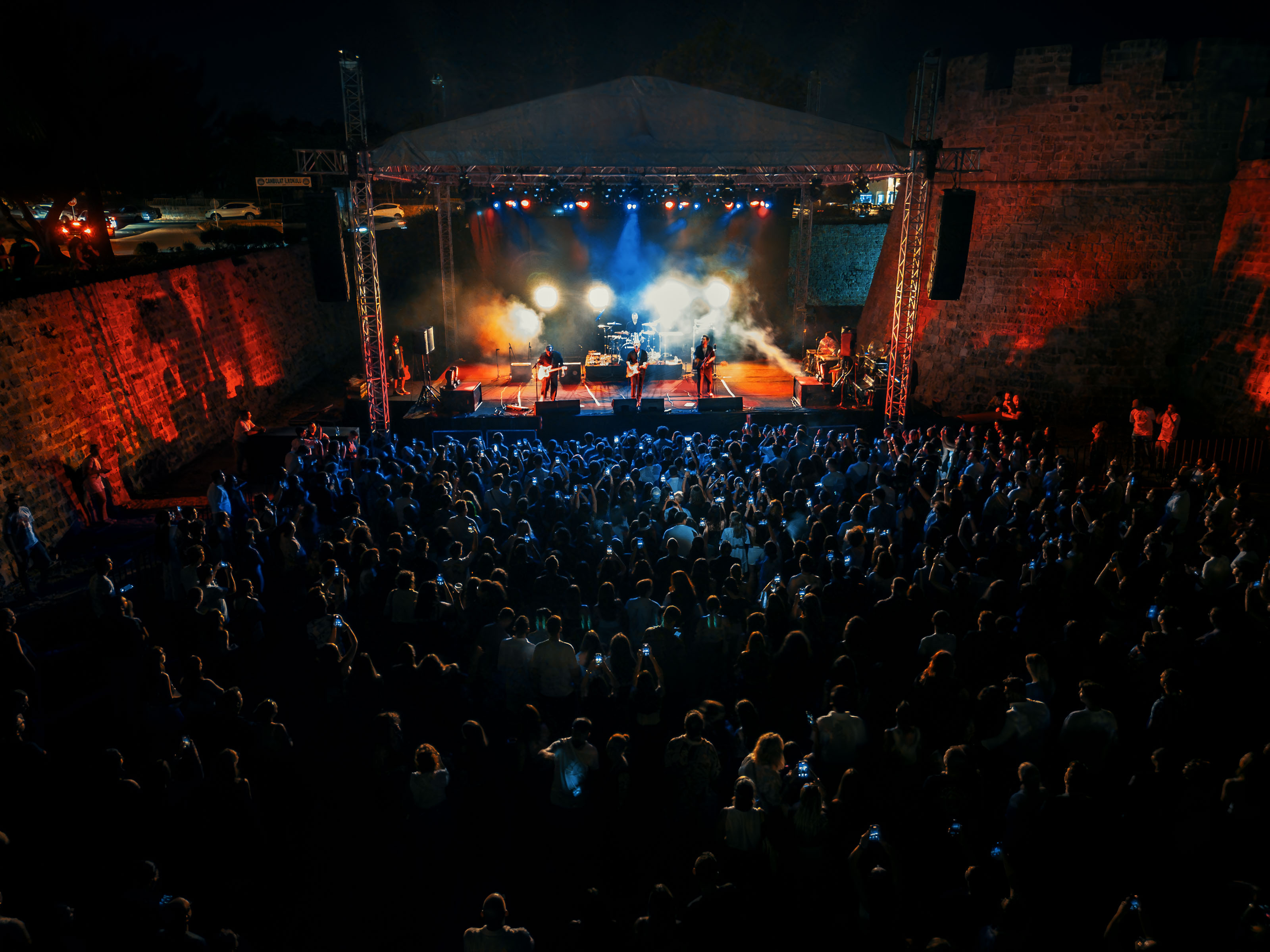25. Uluslararası Mağusa Kültür Sanat Festivali “Adamlar” konseriyle başladı