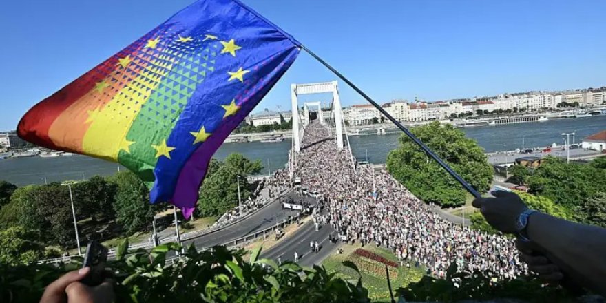 Budapeşte Onur Yürüşü'ne katılan on binlere 500 euro ceza tehdidi