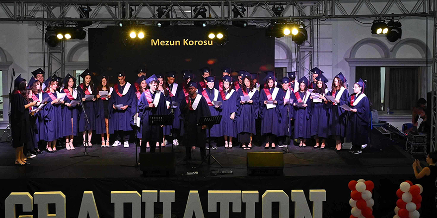 Yakın Doğu Yeniboğaziçi Koleji Mezuniyet Töreni müzikal bir şölene dönüştü