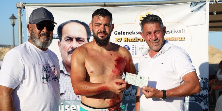 İskele Festivali’nde dün Minikler Halı Saha Turnuvası ile bayrak kapma yarışı yapıldı