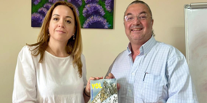 Hasan Çakmak Marina Semönova’ya kitabını takdim etti