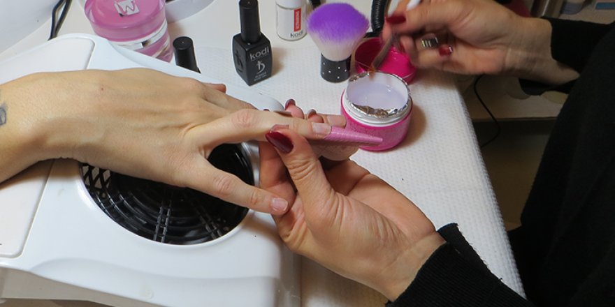 AB, kısırlık riski taşıdığı gerekçesiyle tırnak jeli maddesini yasakladı