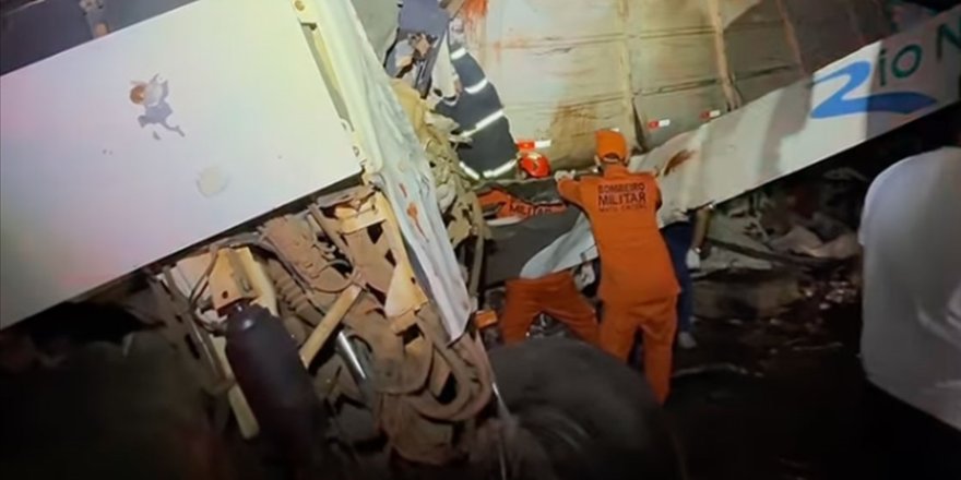 Brezilya'da yolcu otobüsü ile kamyonun çarpıştığı kazada 11 kişi hayatını kaybetti