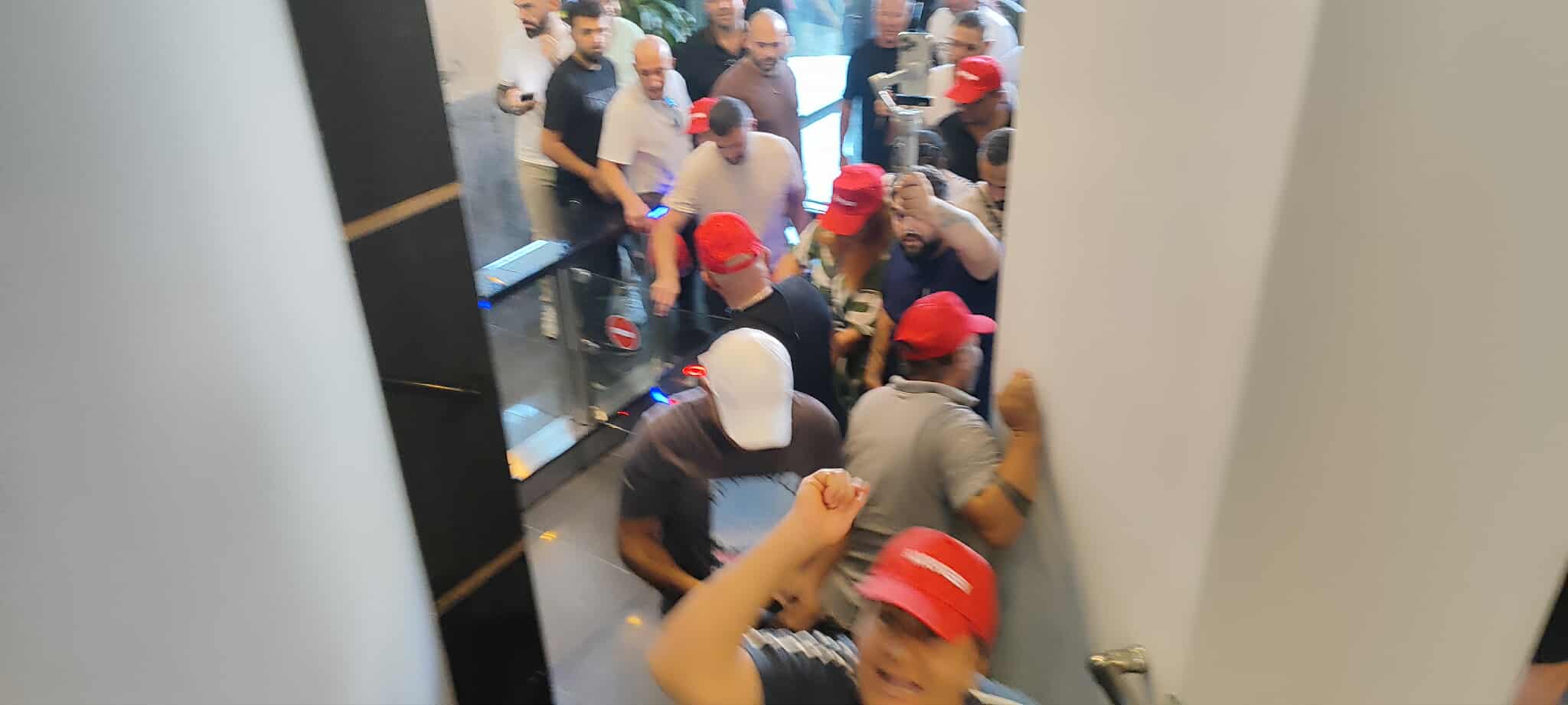 Emekçiler 'yönetim istifa' diyerek Koop-Bank Merkez binasını bastı