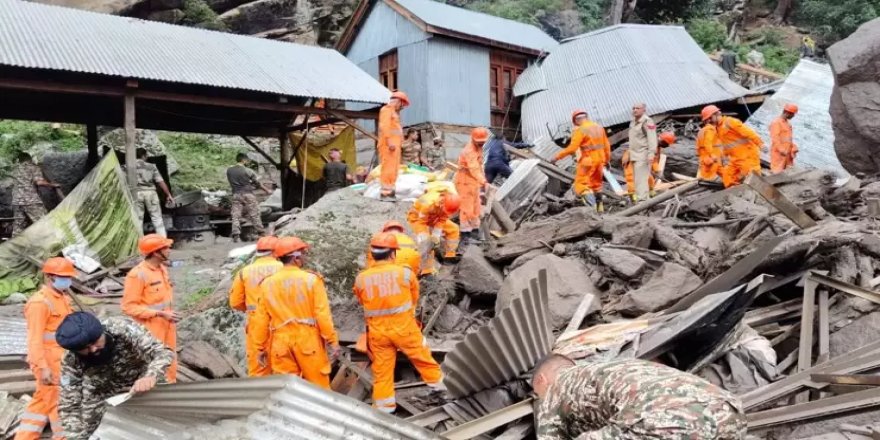 Hindistan’da sel felaketinde hayatını kaybedenlerin sayısı artıyor