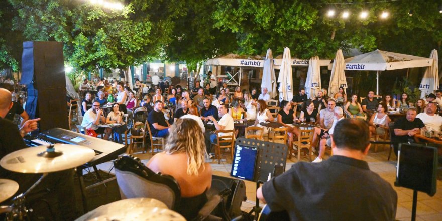 LTB Akustik Sahne’de Aysu Mişon sahne aldı