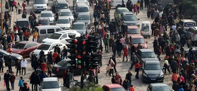 Eşinden boşanan adam 6 kişi öldürdü