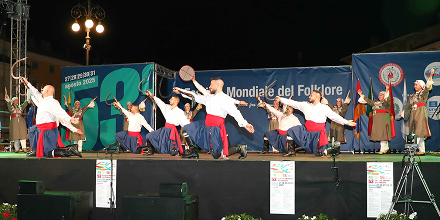 Değirmenlik Akıncılar Belediyesi Büyükler Folklor Grubu, İtalya’da “En İyi Sahne Performansı” ödülü aldı