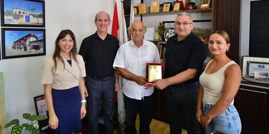 Lefke İstiklal İlkokulu Aile Birliği’nden Lefke Belediye Başkanı’na teşekkür plaketi