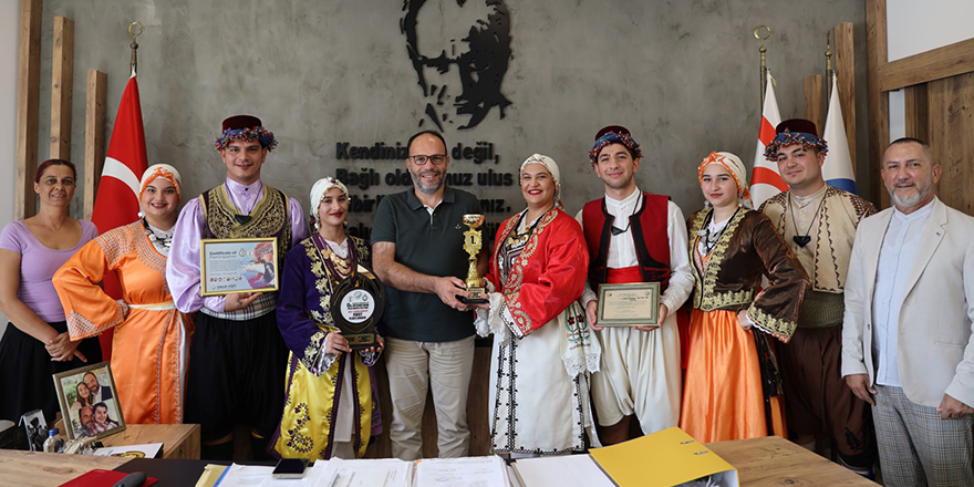 İskele Belediyesi Halk Dansları Topluluğu, birincilik kupasını Sadıkoğlu’na takdim etti