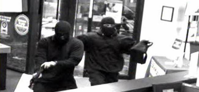 Banka soymaya çalıştılar, 7 kişi öldü